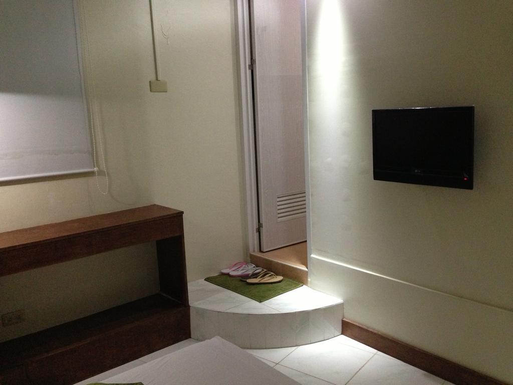 Qm Pension House Тагбиларан Номер фото