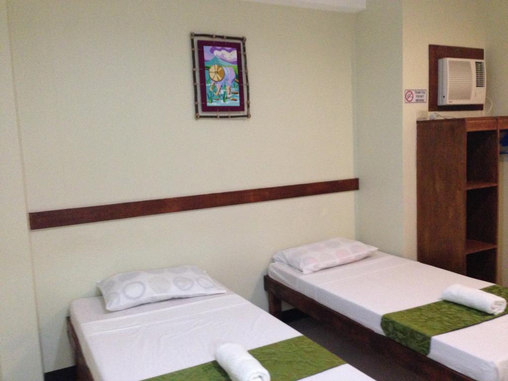 Qm Pension House Тагбиларан Номер фото
